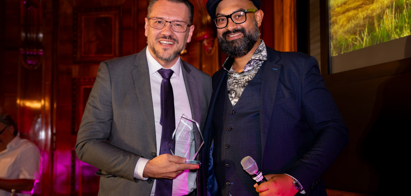 Felipe CEO da dualbase recebendo o prêmio Parceria Público-Privada de Destaque em Hidrometeorologia Felipe CEO da dualbase recebendo o prêmio Parceria Público-Privada de Destaque em Hidrometeorologia