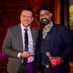 Felipe CEO da dualbase recebendo o prêmio Parceria Público-Privada de Destaque em Hidrometeorologia