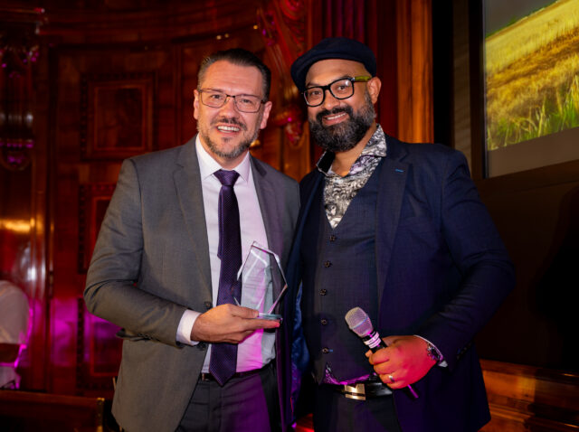 Felipe CEO da dualbase recebendo o prêmio Parceria Público-Privada de Destaque em Hidrometeorologia